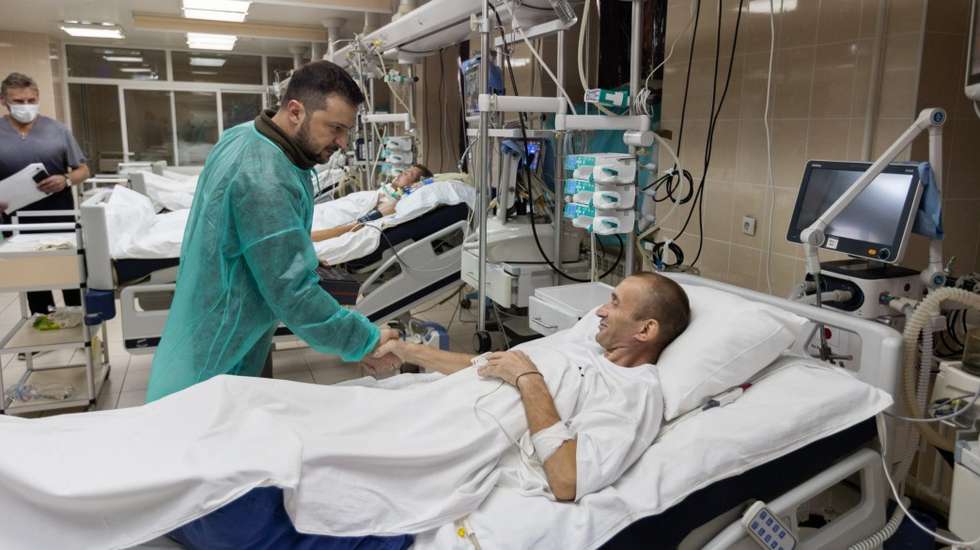 epa10243793 A handout photo made available by the Ukrainian presidential press service shows Ukrainian President Vlodomyr Zelensky (2L) as he talks to an injured Ukrainian serviceman (R) during a visit to a military hospital in Kyiv, Ukraine, 14 October 2002, on Defenders Day. Ukrainians mark Defenders of Ukraine Day annually on this day since 2015.  EPA/UKRAINIAN PRESIDENTIAL PRESS SERVICE HANDOUT  HANDOUT EDITORIAL USE ONLY/NO SALES