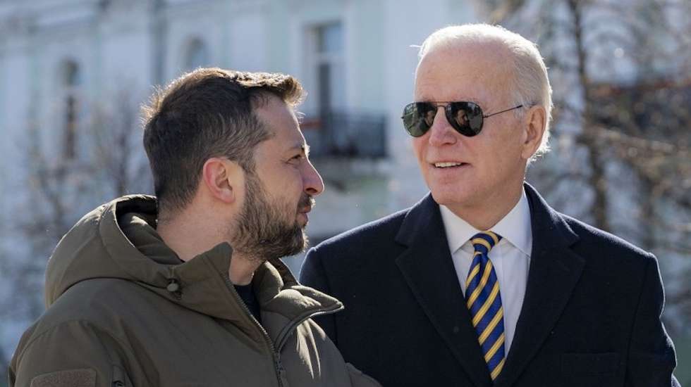 Joe Biden e Volodymyr Zelensky, visita a memorial em Kiev a 20 de fevereiro de 2023