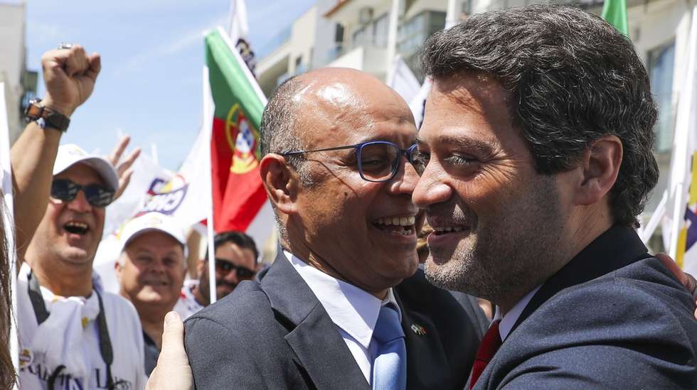O presidente do partido Chega, André Ventura (D) cumprimenta Mithá Ribeiro (C), cabeça de lista por Leiria durante uma arruada, na Nazaré, Leiria, 01 de maio de 2025. AULO CUNHA/LUSA
