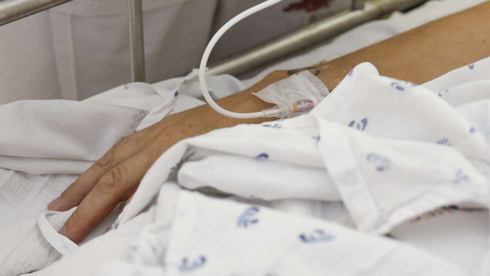Uma enfermeira administra sedativios ao paciente paciente Paulo Pinto, doente internado na Unidade de Insuficiência Cardíaca (IC) do Hospital Professor Doutor Fernando Fonseca, na Amadora, 04 de junho de 2025. O Hospital recebeu a pré-acreditação internacional da Sociedade Europeia de Insuficiência Cardíaca (iCARE-HF), um reconhecimento que certifica os melhores centros de tratamento e gestão da IC a nível mundial. (ACOMPANHA TEXTO DE 13-06-2025) ANTÓNIO PEDRO SANTOS/LUSA