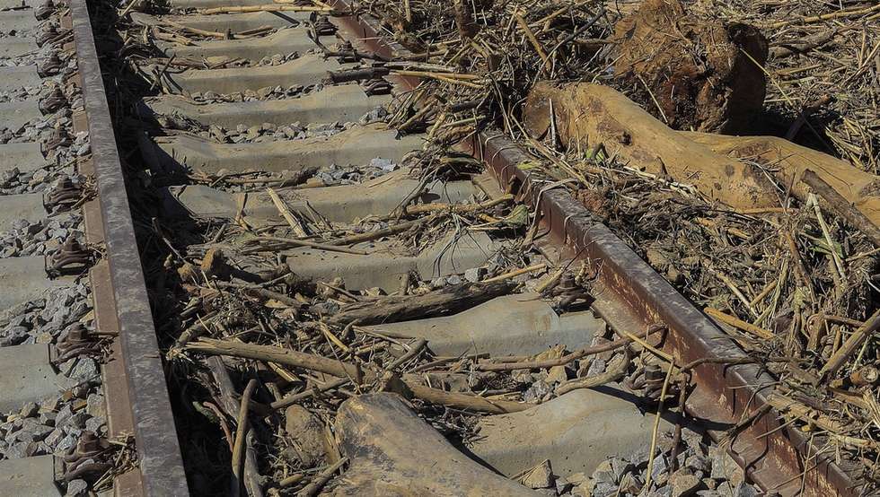 O local por onde há poucos dias circulavam os vagões do Lobito Atlantic Railway, transportando cargas de elevado valor, é hoje um cenário de destruição: pilares expostos, carris torcidos, árvores arrancadas e lama a perder de vista, Benguela, Angola, 13 de abril de 2026. O resto foi arrastado pela enxurrada do último fim de semana na província angolana de Benguela, que levou casas, pessoas e também os animais da fazenda do “Ti Monteiro”, defronte à estação do Cavaco, o mesmo nome do rio que transbordou no domingo devido ao rompimento de um dique, semeando a morte e o caos. (ACOMPANHA TEXTO). AMPE ROGÉRIO/LUSA