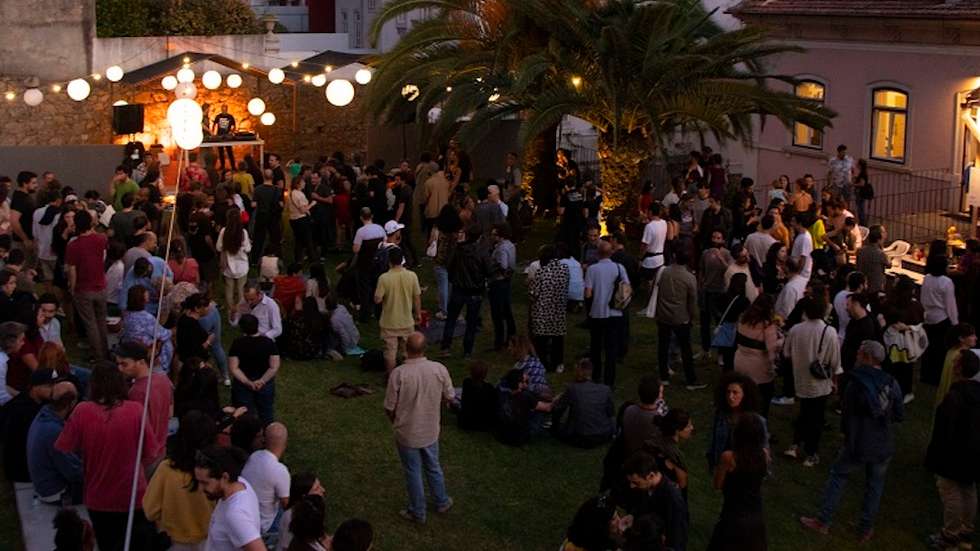 A programação do "Les Siestes" abre pelas 18h00 de sexta-feira com a DJ conimbricense Alana Vegana, uma atuação "que explora a relação entre o etéreo e o ruído e cruza diferentes linguagens da música eletrónica"