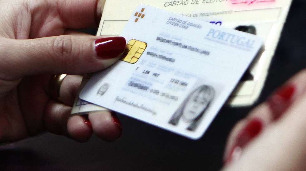 Um eleitor com o cartão de cidadão e cartão de eleitor aguarda boletim de voto para votar nas Eleições Presidenciais 2011, em Lisboa, 23 de janeiro de 2011. JOAO RELVAS/LUSA