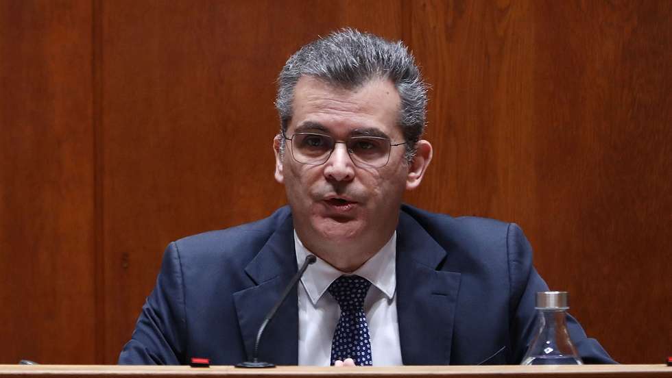 O presidente da Comissão de Orçamento e Finanças, Filipe Neto Brandão (D), ladeado pelo secretário de Estado do Trabalho,  Miguel Fontes (E), durante a Comissão de Orçamento e Finanças no âmbito da apreciação, na especialidade, do Orçamento do Estado para 2022, em Lisboa, 13 de maio de 2022. A ministra do Trabalho, Solidariedade e Segurança Social, Ana Mendes Godinho, esteve ausente na audição parlamentar. ANTÓNIO PEDRO SANTOS/LUSA