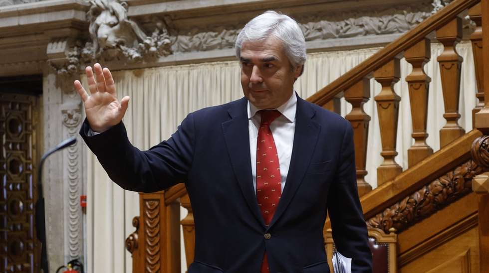 O ministro da Defesa Nacional, Nuno Melo, à chegada para a sua audição na Comissão de Defesa Nacional, conjunta com a Comissão de Orçamento, Finanças e Administração Pública, para apreciação na especialidade da proposta do Orçamento do Estado para 2026, na Assembleia da República, em Lisboa, 05 de novembro de 2025. ANTÓNIO PEDRO SANTOS/LUSA