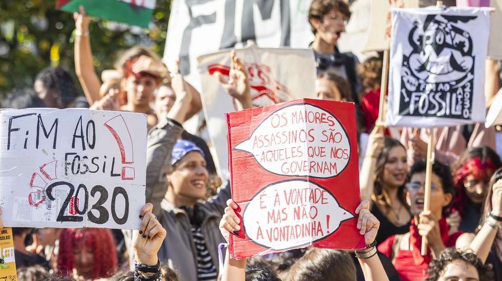Estudantes participam na marcha “Estudar para que futuro?”, que exige ao Governo fim ao fóssil até 2030, entreo Largo Camões e a Residência Oficial do primeiro-ministro, em Lisboa, 10 de outubro de 2025. JOSÉ SENA GOULÃO/LUSA