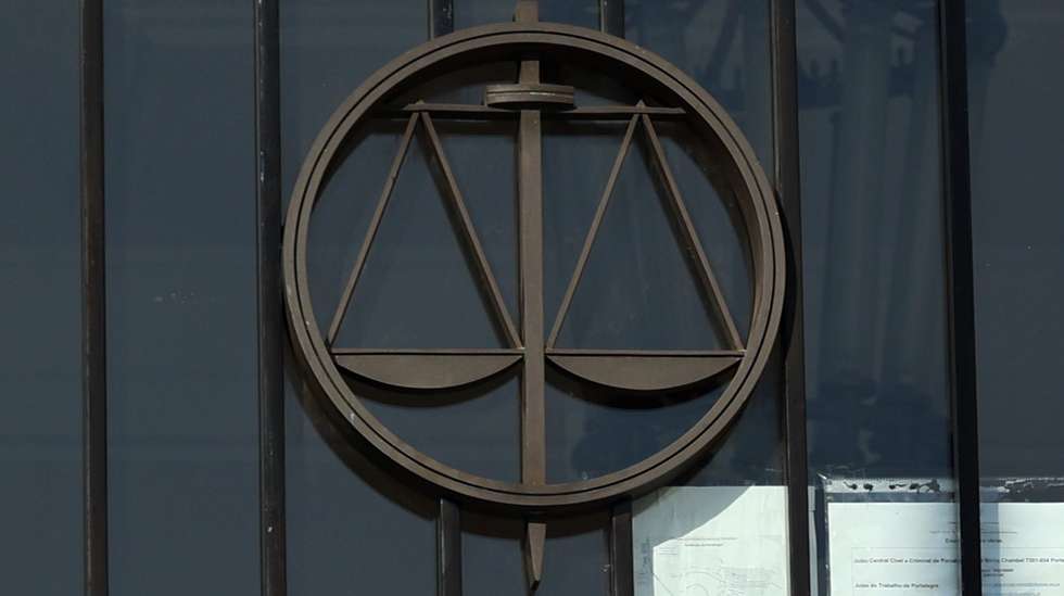 O cavaleiro tauromáquico João Moura à saída de uma audiência no Tribunal de Portalegre, local do julgamento onde está acusado pelo Ministério Público de um total de 18 crimes, 17 deles de maus-tratos a animais de companhia e um de maus-tratos a animais de companhia agravado, por factos ocorridos em 2019 e 2020, na sua propriedade em Monforte, em Portalegre, 11 de outubro de 2023. O cavaleiro tauromáquico foi detido pela GNR no dia 19 de fevereiro de 2020, por suspeitas de maus-tratos a animais, na sequência do cumprimento de um mandado de busca à sua propriedade, em Monforte, tendo então sido apreendidos 18 cães. NUNO VEIGA/LUSA