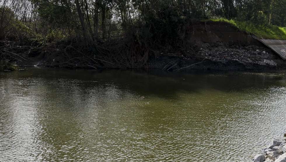 Obras de reparação nas bacias do rio Mondego junto à intervenção de reparação, em curso, da rotura no dique da margem direita do rio Mondego, que hoje tiveram a visita do ministro da Agricultura e Mar, José Manuel Fernandes, e da presidente da Câmara Municipal de Coimbra, Ana Abrunhosa, em Casais, Viaduto da A1, em Coimbra, 24 de fevereiro de 2026. PAULO NOVAIS/LUSA