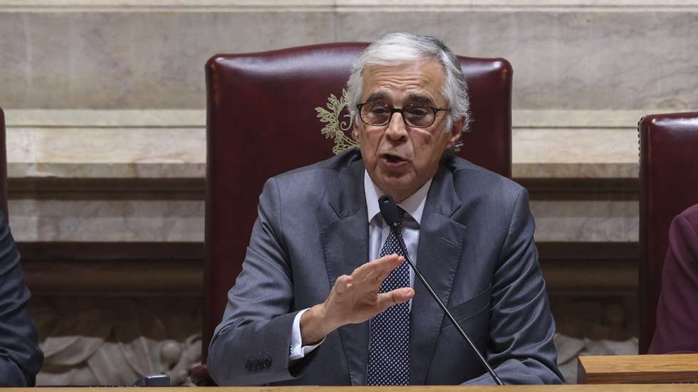 O presidente da Assembleia da República, José Pedro Aguiar-Branco (C), intervém na sessão plenária sobre o Orçamento do Estado para 2026 (OE2026), na Assembleia da República, em Lisboa, 28 de outubro de 2025. A Assembleia da República continua hoje a debater em plenário a proposta do Governo de Orçamento do Estado para 2026. MIGUEL A. LOPES/LUSA