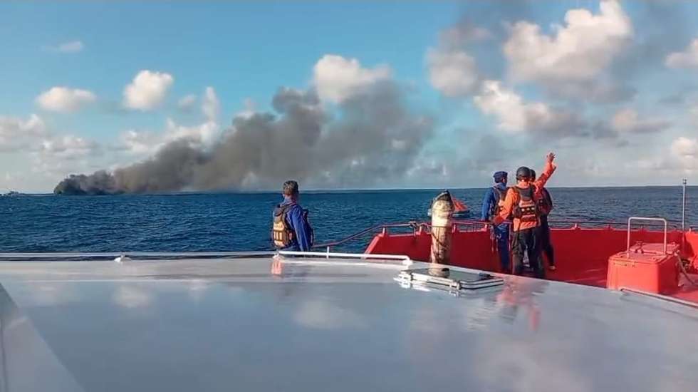 epa13162504 A handout photo made available by the National Search and Rescue Agency of Indonesia (BASARNAS) shows thick smoke billowing from a burning ferry in the waters off Lombok Island, West Nusa Tenggara Province, Indonesia, 12 August 2026. According to BASARNAS, passanger ferry KMP Putri Yasmin bound for Lembar, Lombok Island from Padangbai, Bali Island, caught fire in the waters off Lombok Island early in the morning of 12 August 2026.  EPA/BASARNAS / HANDOUT  HANDOUT EDITORIAL USE ONLY/NO SALES
