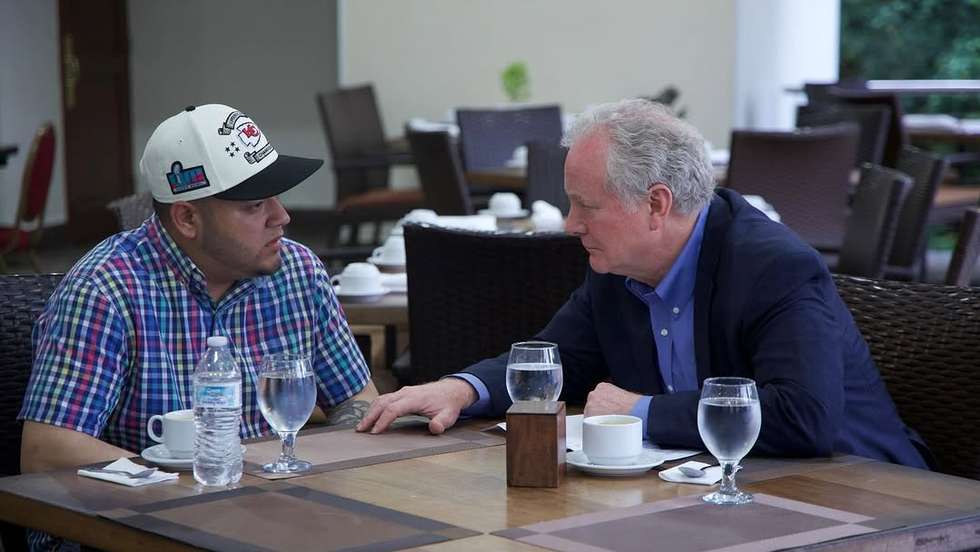 Chris Van Hollen, senador do Maryland, encontra-se com Kilmar Abrego Garcia em El Salvador. 17 de abril de 2025
