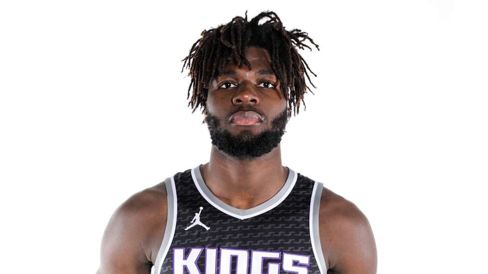 Com 22 anos e 2,13 metros, Neemias só quer "jogar basket"