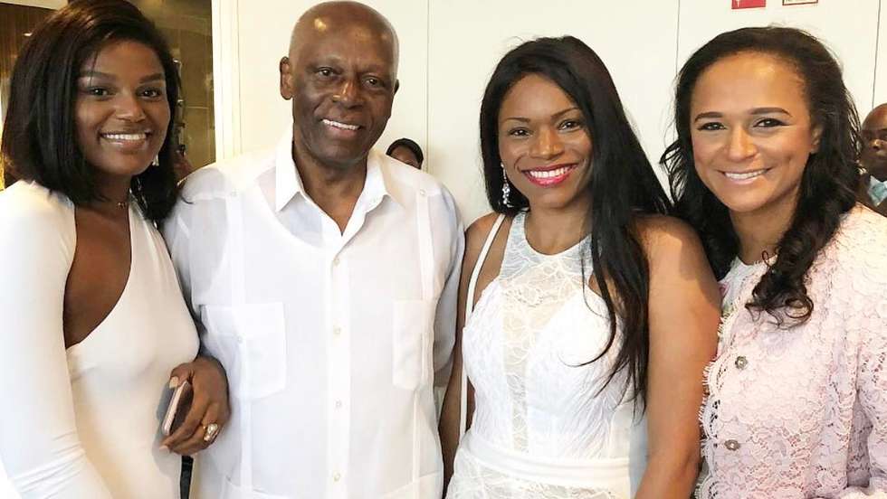 José Eduardo dos Santos com as três filhas, Joseane, Tchizé e Isabel, que teve com Ana Paula dos Santos, "Milucha" e Tatiana Kukanova, respetivamente