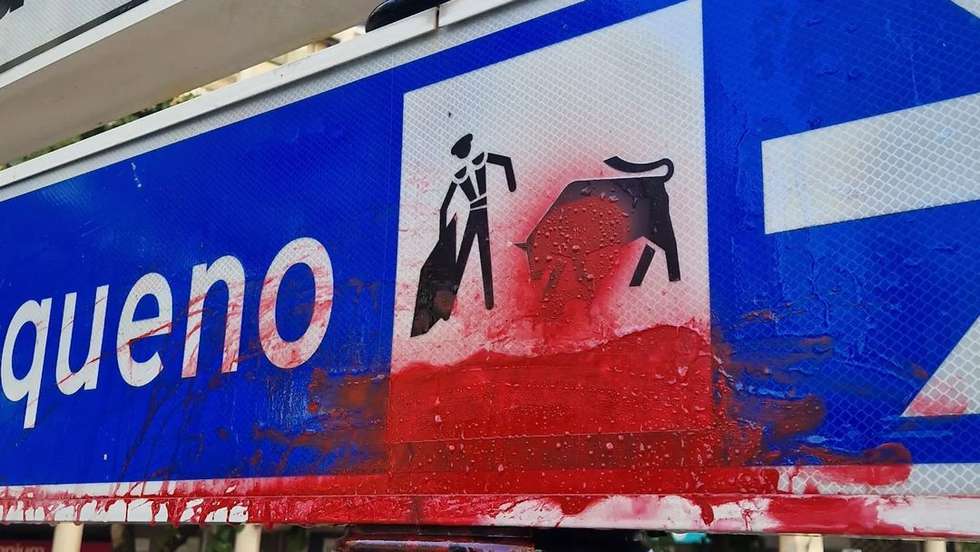 Este foi um dos vários sinais que o artista pintou, depois de a CML repor o símbolo da tourada na sinalética rodoviária