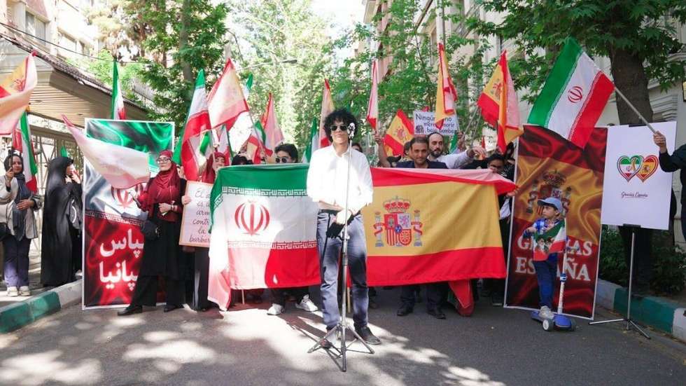 "Obrigado por gritarem não a esta guerra", canta-se na música criada pelos iranianos