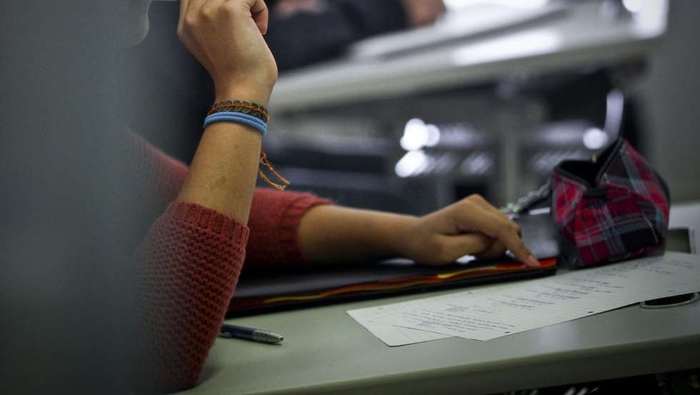 Alunos durante uma aula de Português no Colégio São João de Brito, em Lisboa, 09 de novembro de 2013. O Colégio São João de Brito ficou em 1.º lugar no ranking das escolas secundárias. (ACOMPANHA TEXTO). MARIO CRUZ / LUSA