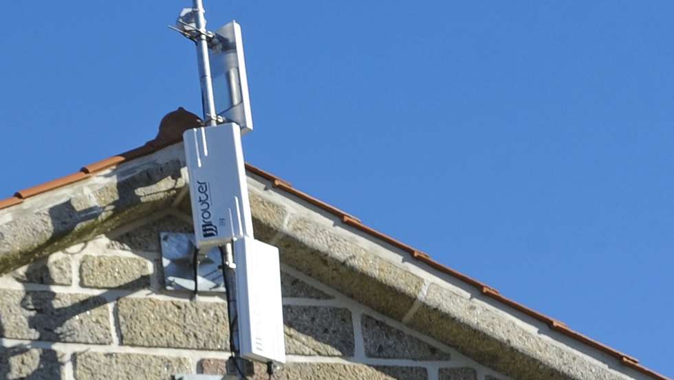 O presidente da junta de Arga de Baixo, Ventura Cunha, junto da Antena de "wi-fi" um dos proponentes da ideia para o orçamento participativo na Vila de Caminha, 18 de janeiro de 2017. Os habitantes de Arga de Baixo, Caminha, já não precisam procurar o melhor local da aldeia para falar ao telemóvel, mas o acesso à internet às vezes complica-se porque a instalação da rede, iniciada em dezembro, está por concluir. (ACOMPANHA TEXTO DE 22/01/2017)   ARMÉNIO BELO/LUSA