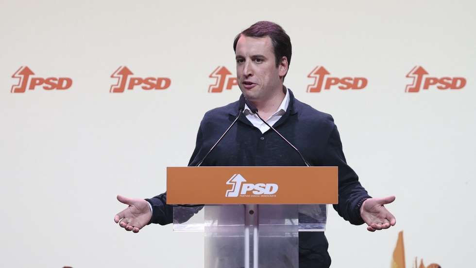 O presidente da Juventude Social Democrata (JSD), João Pedro Louro, intervém num jantar-comício, no âmbito da campanha para as eleições legislativas, em Lisboa, 06 de maio de 2025. MIGUEL A. LOPES/LUSA
