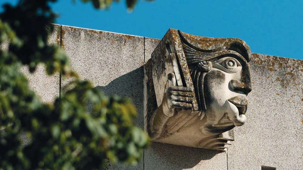 Na Torre do Tombo, cada gárgula — um cubo de pedra calcária chamada moca creme com 2 metros por lado e um peso de 30 toneladas — consiste na figuração dum tema histórico ou patrimonial (ou seja, tanto os fautores como os guardas da história), evidenciando o imponente edifício como templo de Memória, que de facto é