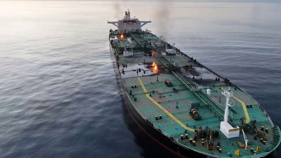 epa11571818 A handout photo made available by the Houthis media center shows smoke rising from the Greek-flagged oil tanker Sounion following Yemen's Houthis attacks, in the Red Sea, 29 August 2024. Yemen's Houthis have agreed to allow tugboats and rescue ships to access the damaged crude oil tanker Sounion in the Red Sea a week after they attacked it, according to a statement by Houthi spokesperson Muhammad Abdul-Salam. The Greek-flagged oil tanker Sounion, which has been on fire since 23 August in the Red Sea following Yemen's Houthis attacks, is still burning and it appears to be leaking oil, a US Pentagon spokesman said. Yemen's Houthis have claimed responsibility for a two-small boats and three projectiles attack against the oil tanker Sounion in the Red Sea off Yemen on 21 August 2024, Houthi military spokesman Yahya Sarea said in a statement.  EPA/HOUTHIS MEDIA CENTER HANDOUT -- BEST QUALITY AVAILABLE -- HANDOUT EDITORIAL USE ONLY/NO SALES
