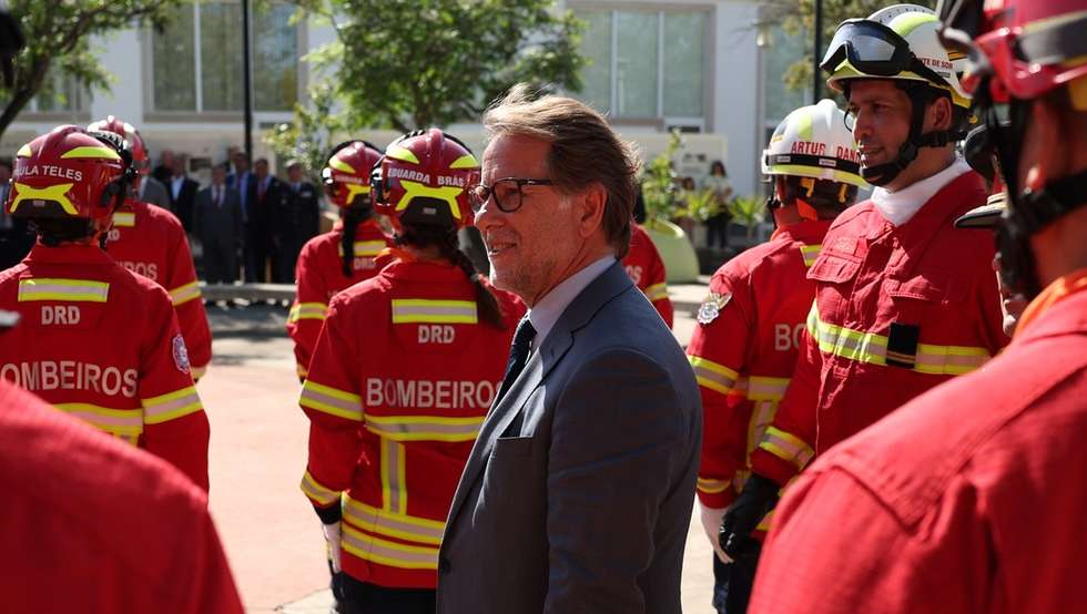 O ministro da Administração Interna, Luís Neves, passa revista a uma companhia de bombeiros à chegada para a cerimónia de celebração do 122.º aniversário da Federação dos Bombeiros Portugueses (que deu origem à atual Liga dos Bombeiros), no Centro de Artes e Cultura de Ponte de Sor, 18 de abril de 2026. NUNO VEIGA/LUSA