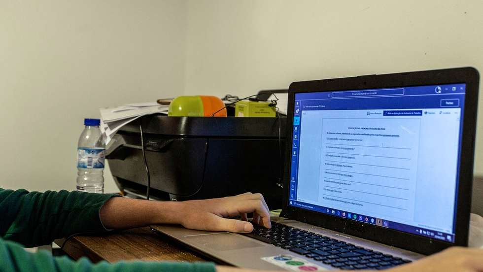 Francisco, aluno da  Escola Secundária da Ribeira Grande, durante uma aula por computador, Ponta Garça, Ilha de São Miguel, Açores, 20 de abrilde  2020. Em São Miguel, pais e professores preocupam-se, ainda, em aceder às plataformas digitais e garantir que todos os alunos têm acesso aos conteúdos que são disponibilizados 'online'. EDUARDO COSTA/LUSA