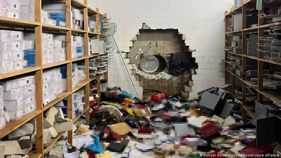 Fotografia divulgada pela polícia mostra o buraco na parede por onde os assaltantes entraram na caixa forte do banco
