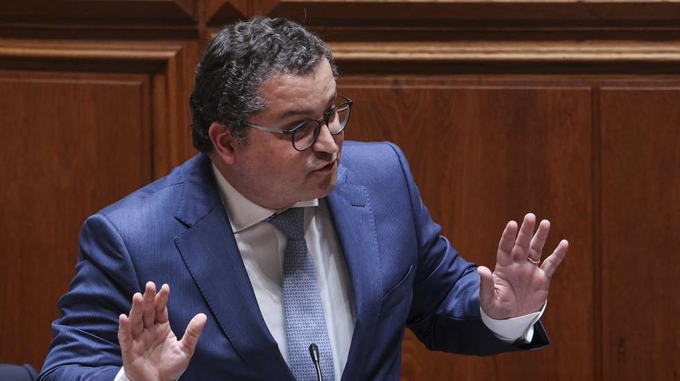 O ministro de Estado e das Finanças, Joaquim Miranda Sarmento (C), acompanhado pelo primeiro-ministro, Luís Montenegro (D) e pelo pelo ministro dos Assuntos Parlamentares, Carlos Abreu Amorim (E), intervém na sessão plenária de apresentação do Programa do XXV Governo Constitucional, na Assembleia da República, em Lisboa, 17 de junho de 2025. MIGUEL A. LOPES/LUSA