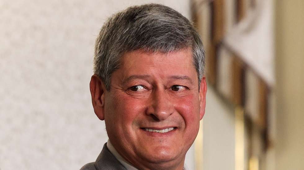 O novo Chefe do Estado-Maior do Exército (CEME) - Tenente-General Eduardo Mendes Ferrão (D), tendo a seu lado a ministra da Defesa Nacional Helena Carreiras (E) é empossado pelo Presidente da República, Marcelo Rebelo de Sousa ( ausente na foto) no palácio de Belém em Lisboa, 01 de março de 2023. TIAGO PETINGA/LUSA