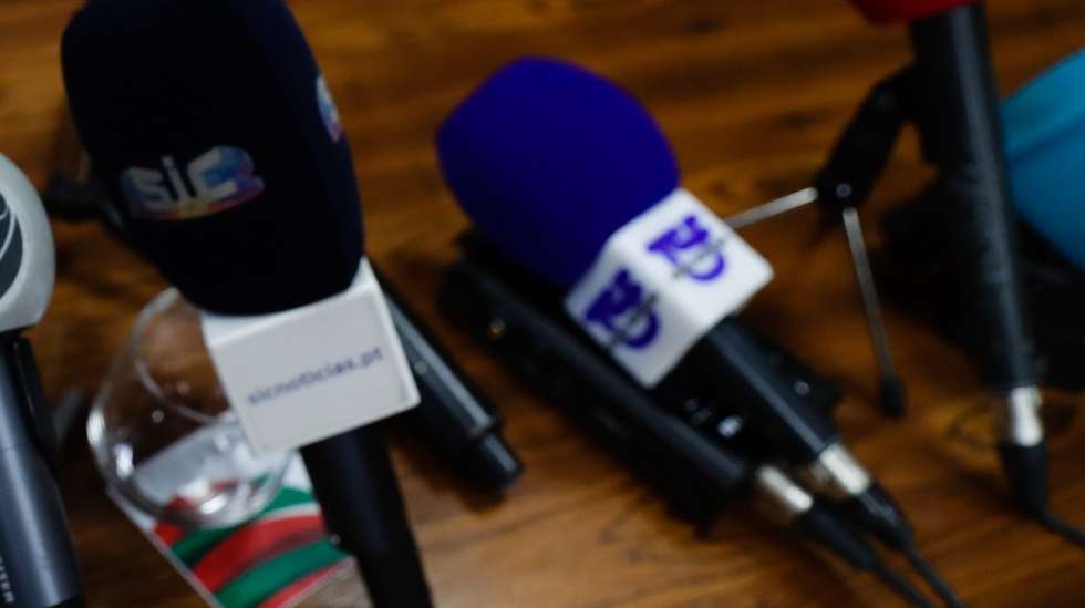 Microfones dos vários órgãos de comunicação (RTP; CM; RECORD; SIC; LUSA; TSF; ANTENA 1) numa conferência de imprensa em Lisboa, 09 de janeiro de 2020. TIAGO PETINGA/LUSA