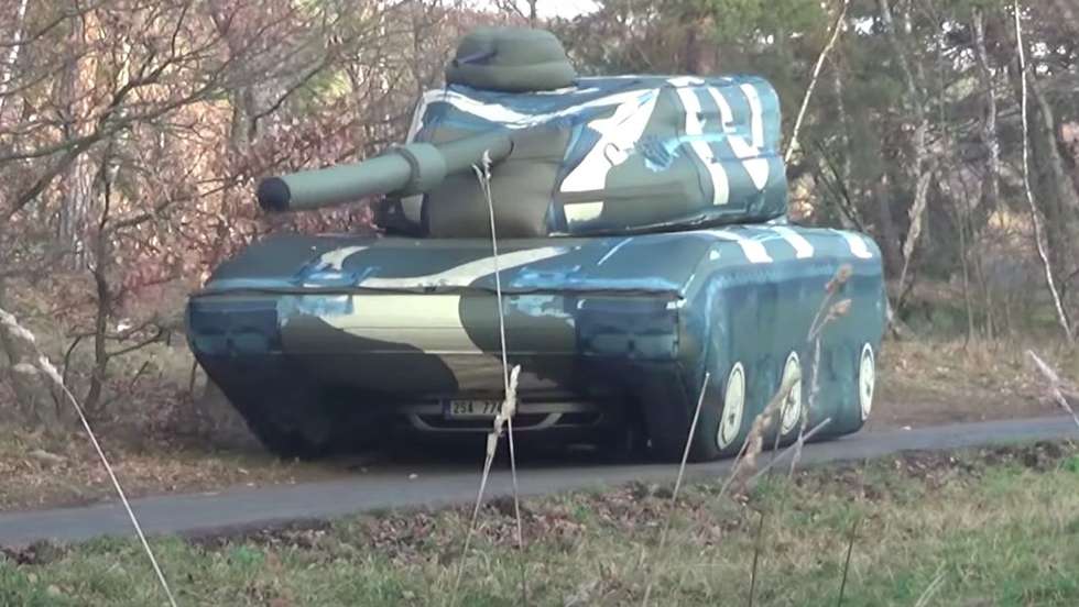 A Inflatech produz uma vasta gama de produtos insufláveis, tais como caças, HIMARS, tanques ou armamento pesado