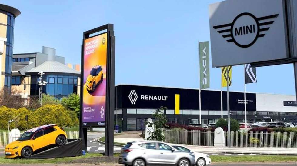 Sim, é um Renault disfarçado de Mini à porta de um stand da marca britânica, a despertar "inveja no vizinho"