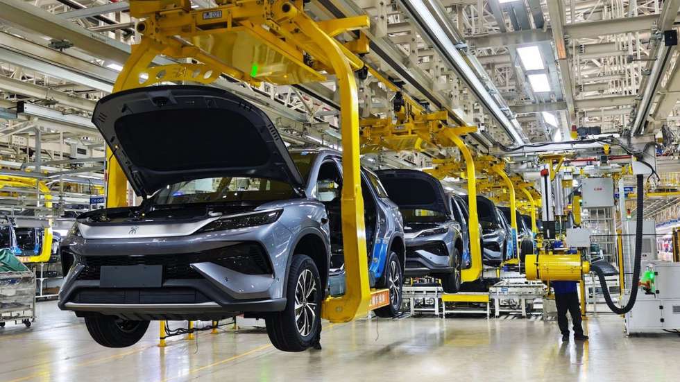 A BYD continua a aumentar o seu volume de produção, que em 2025 atingiu 4,8 milhões de unidades, dos quais 2,2 milhões foram modelos 100% eléctricos. Mas o número de trabalhadores tem aumentado a um ritmo ainda mais rápido, quando comparado com a concorrência