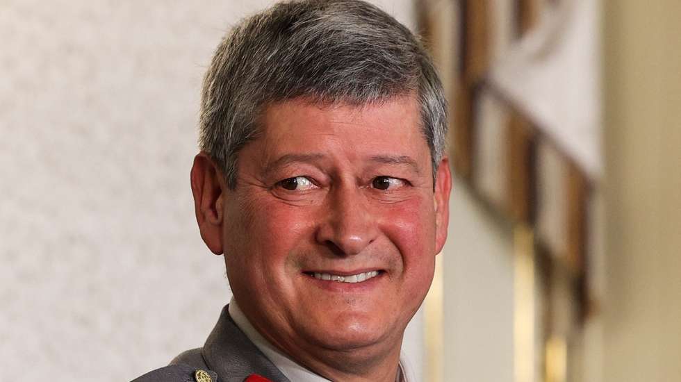 O novo Chefe do Estado-Maior do Exército (CEME) - Tenente-General Eduardo Mendes Ferrão (D), tendo a seu lado a ministra da Defesa Nacional Helena Carreiras (E) é empossado pelo Presidente da República, Marcelo Rebelo de Sousa ( ausente na foto) no palácio de Belém em Lisboa, 01 de março de 2023. TIAGO PETINGA/LUSA