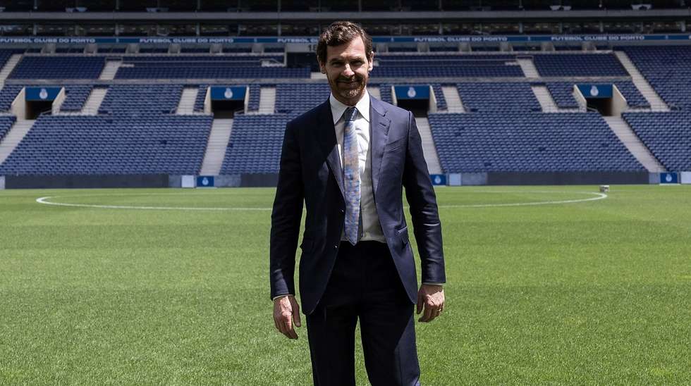 epa11324665 FC Porto's president Andre Villas-Boas poses for photos at the Dragao stadium in Porto, Portugal, 07 May 2024. Former FC Porto coach Andre Villas-Boas took the oath of office to become the 34th president in the club's history.  EPA/JOSE COELHO
