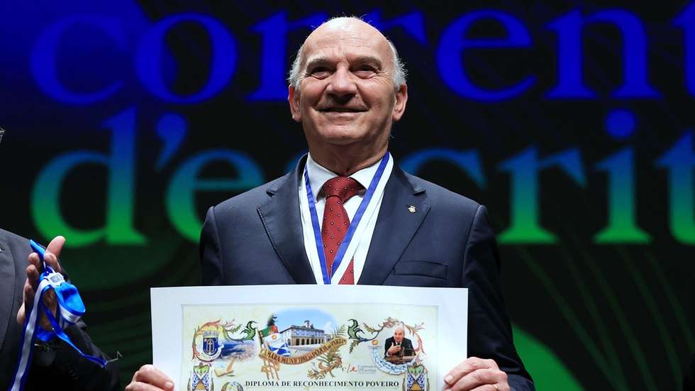 Marcelo Rebelo de Sousa, Presidente da República (D), acompanhado pelo presidente da Câmara da Póvoa de Varzim, Aires Pereira (E), durante a homenagem a Luís Diamantino, vice-presidente e vereador da Educação e Cultura da Câmara da Póvoa de Varzim (C), durante a cerimónia de encerramento da 26.ª edição Correntes d'Escritas, no Cine-Teatro Garrett, na Póvoa de Varzim, 22 de fevereiro de 2025. ESTELA SILVA/LUSA