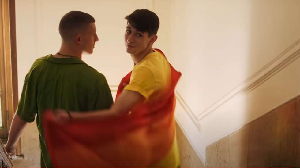 O objetivo foi dar representatividade a relações do mesmo sexo no "mês do orgulho"