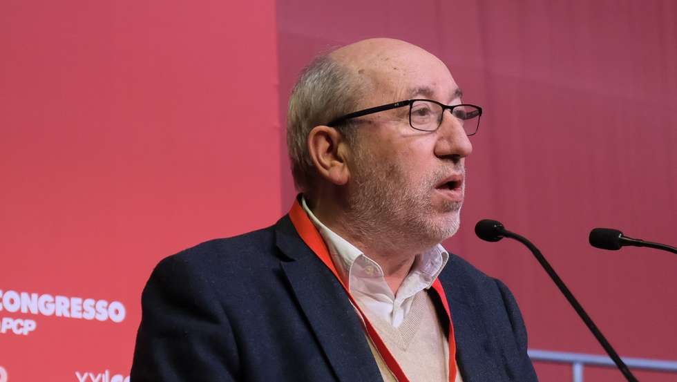 O deputado do Partido Comunista Português (PCP), António Filipe, discursa durante o XXII Congresso do PCP, no Pavilhão Complexo Municipal dos Desportos “Cidade de Almada”, Setúbal, 13 de dezembro de 2024. RUI MINDERICO/LUSA