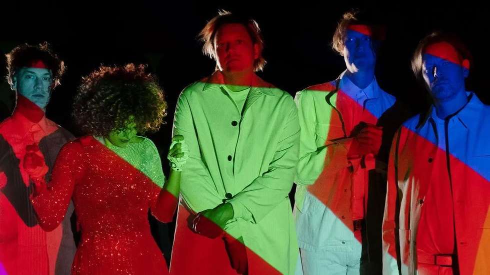 O tempo não pára e "WE" permite-nos acompanhar os Arcade Fire na mudança das velas aos ventos, a serem outra vez eles próprios na forma como caminham para o novo