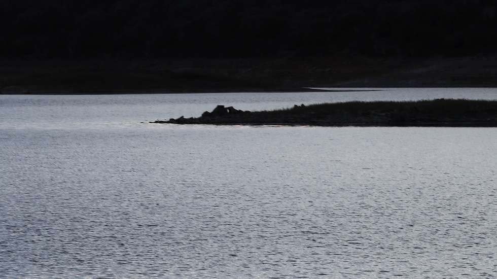 Um pescador no lago de alqueva, na praia fluvial de Monsaraz. Reguengos de Monsaraz, 10 de outubro de 2022. NUNO VEIGA/LUSA
