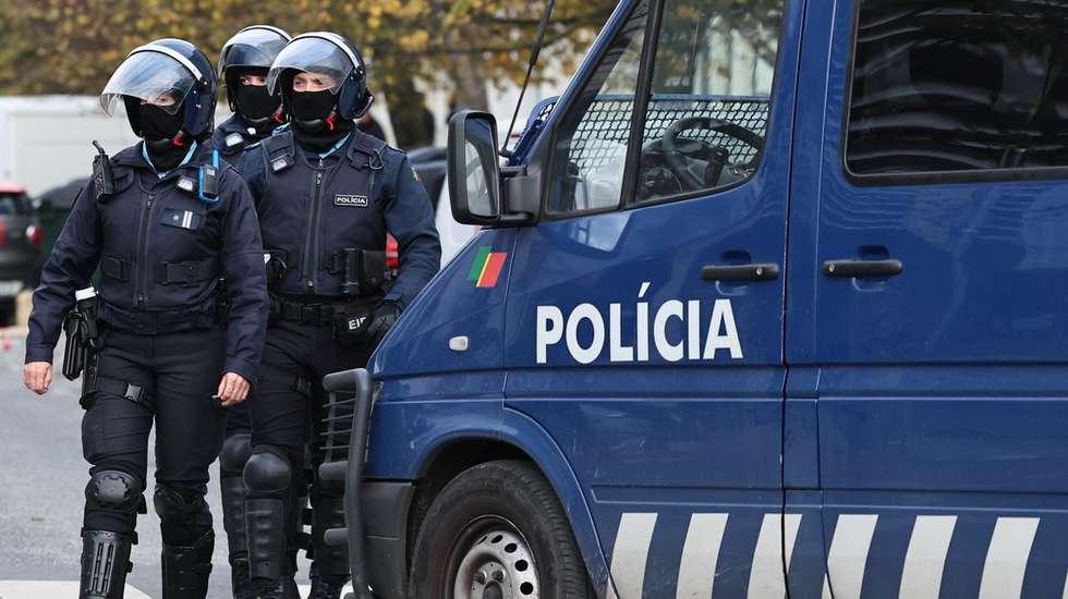 Elementos da Equipas de Intervenção Rápida (EIR), da Unidade Especial de Polícia, do Comando Metropolitano de Lisboa da PSP, durante a operação de prevenção criminal que está a realizar hoje na zona da Alta de Lisboa, Ameixieira e Ajuda, em Lisboa, 19 de novembro de 2025. A operação envolve cerca de 100 elementos das valências de investigação criminal, equipas de ordem pública e ainda a Unidade Especial de Polícia, indicou a fonte no local onde decorre a operação. ANTÓNIO COTRIM/LUSA