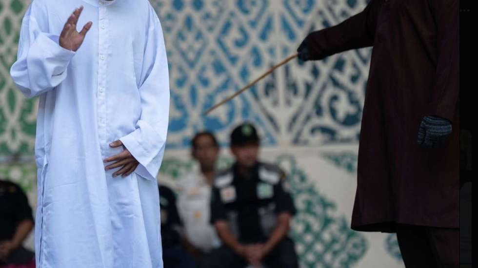 Um casal jovem foi açoitado 21 vezes com uma vara de rattan, na província conservadora de Aceh, na Indonésia