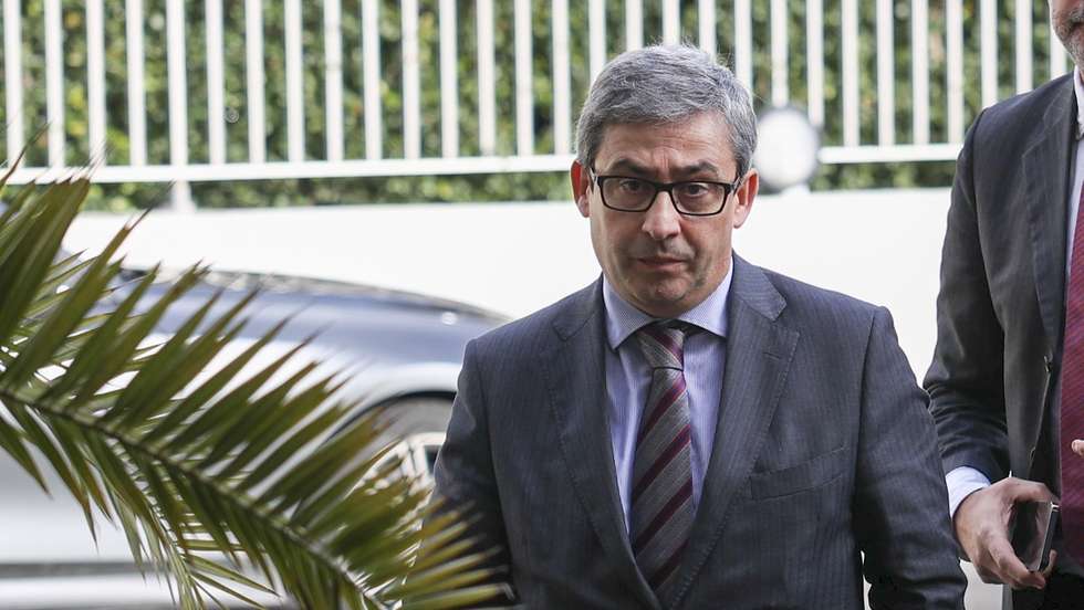 O secretário de Estado do Trabalho, Miguel Fontes (E), e o secretário de Estado da Segurança Social, Gabriel Bastos (D), à chegada à reunião plenária do Conselho Permanente de Concertação Social, esta tarde em Lisboa, 14 de dezembro de 2022.  MIGUEL A. LOPES/LUSA