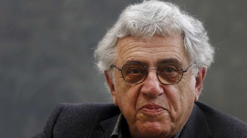 Nuno Portas, pai de Miguel Portas, apresenta o galardão que será atribuído anualmente ao vencedor do Prémio Miguel Portas, durante a sessão de homenagem a Miguel Portas "Pontes e Margens - A crise, a Europa e o Mediterrâneo", esta tarde no Teatro São Luiz, em Lisboa, 20 de abril de 2013. MIGUEL A. LOPES / LUSA