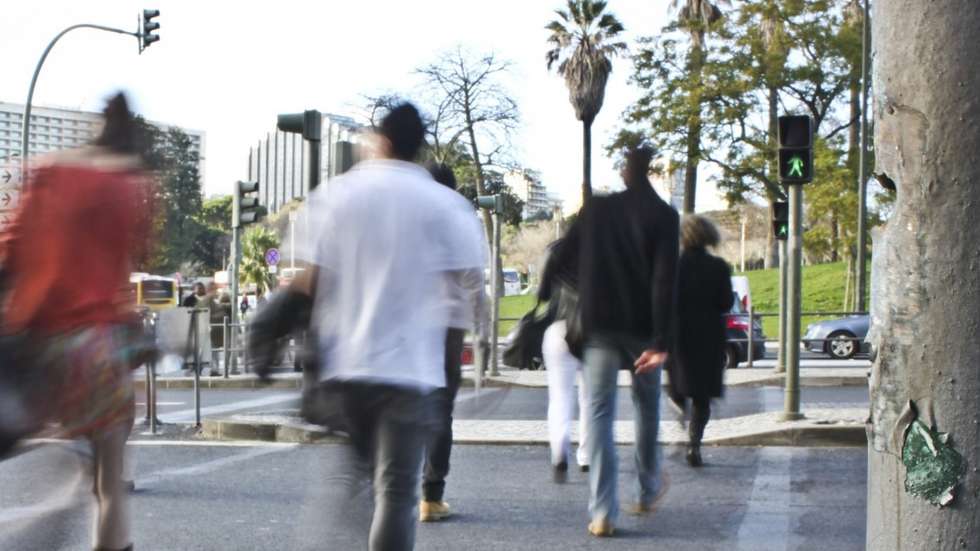 Mesmo um objetivo de 4.000 passos diários, em comparação com uma média baixa de 2.000, pode trazer benefícios significativos para a saúde