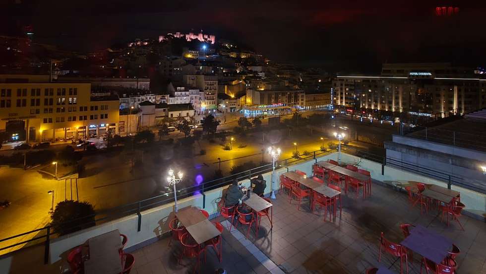 O consumo de bebidas alcoólicas a noite dentro de bares e em esplanadas com mesas e cadeiras continuará permitido