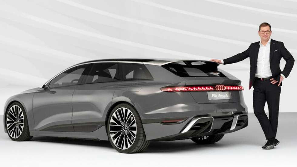 Markus Duesmann, CEO da Audi, junto ao concept do A6 e-tron Avant