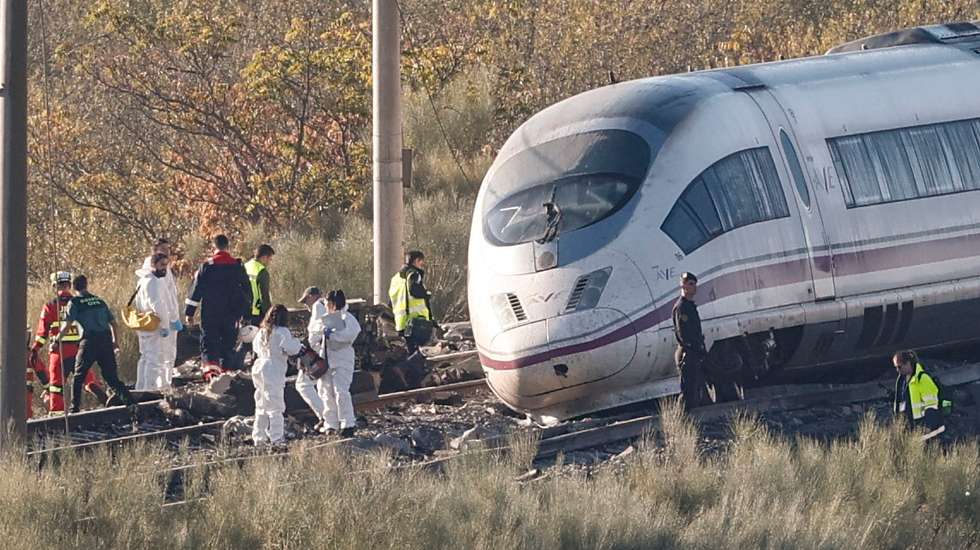 epa13338292 Emergency services members and security forces officers work at the scene of a collision between two high-speed trains, Iryo and AVE, in the village of Urda, Toledo, Spain, 29 October 2026. At least 68 people have been killed and dozens more injured in the accident on 28 October in the province of Toledo, south of the Spanish capital, Madrid.  EPA/J.J. GUILLEN