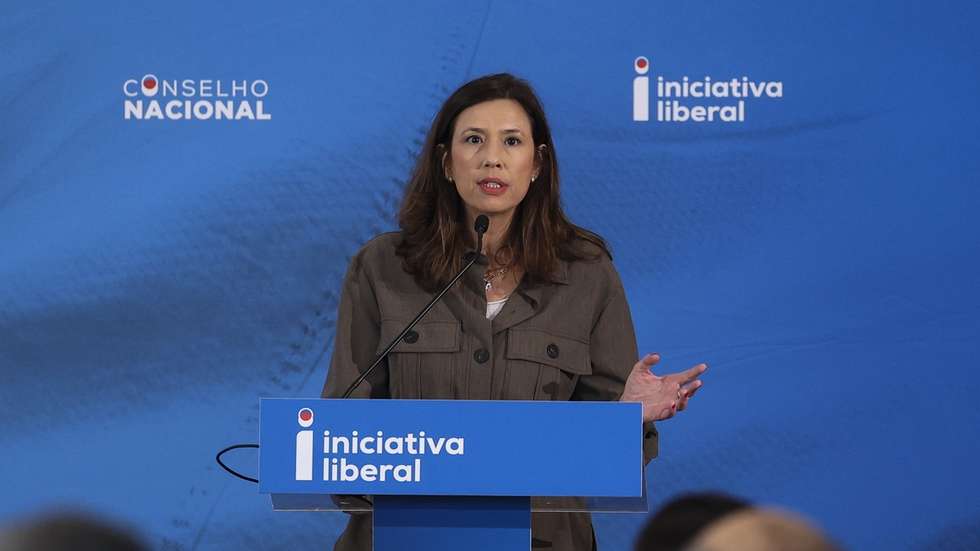 A presidente da Iniciativa Liberal - IL, Mariana Leitão, durante a intervenção na abertura da reunião do Conselho Nacional do partido para analisar os resultados eleitorais das autárquicas e debater sobre as políticas de integração e cidadania, em Coimbra, 9 de novembro de 2025. PAULO NOVAIS/LUSA