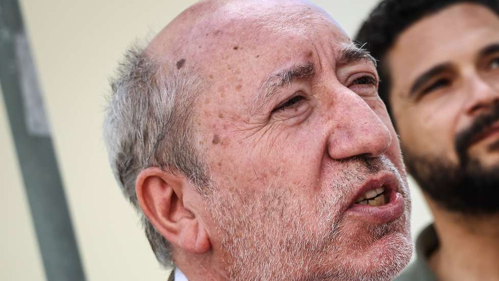 O candidato às presidenciais do Partido Comunista Português (PCP), António Filipe, fala os jornalistas durante a marcha da Frente Comum dos Sindicatos da Administração Pública (FCSAP) "Serviços Públicos não são mercadoria!", do Largo da Estrela até ao Palácio de São Bento, em Lisboa, 17 de julho de 2025. RODRIGO ANTUNES/LUSA